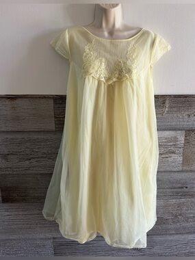 Vintage Sheer Yellow Peignoir Nightgown Lace Trim Medium (C1)